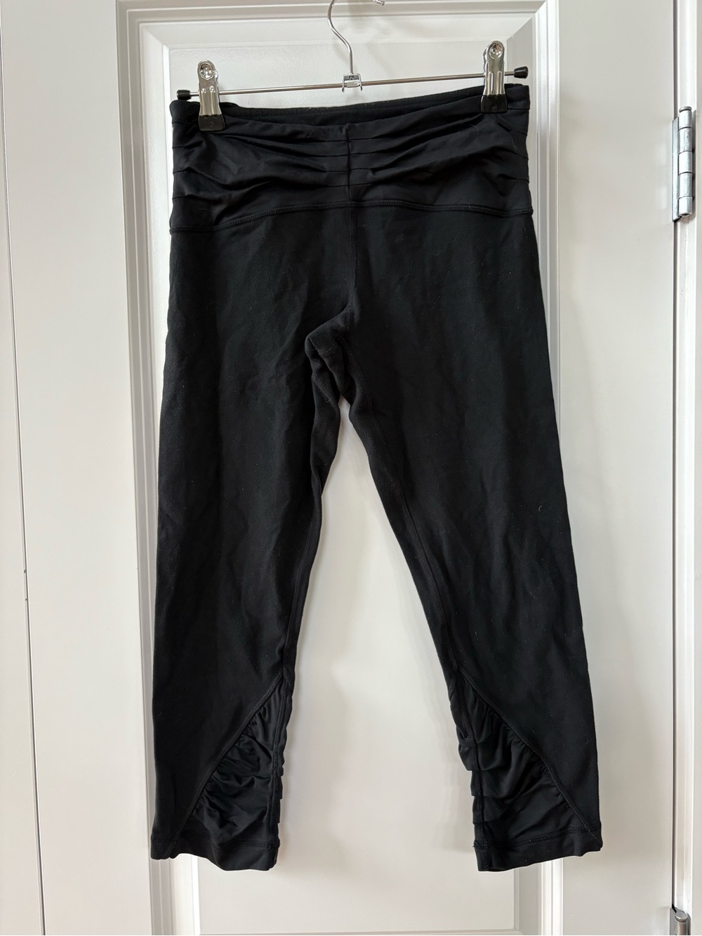Lululemon Athletica Size 6 Black Crop Capri Leggings with Ruched Hem and Legs